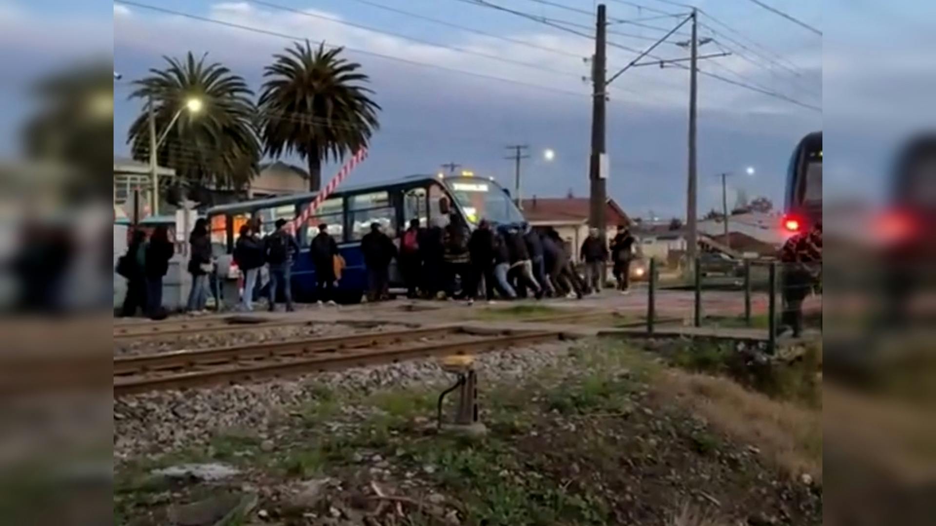 Pasajeros realizaron arriesgada maniobra para mover micro