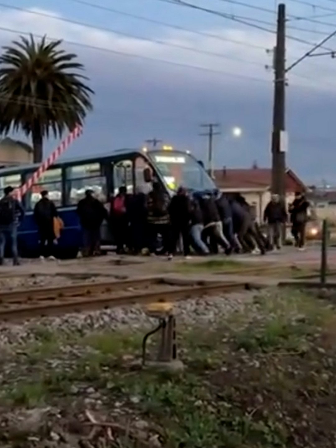 Pasajeros realizaron arriesgada maniobra para mover micro
