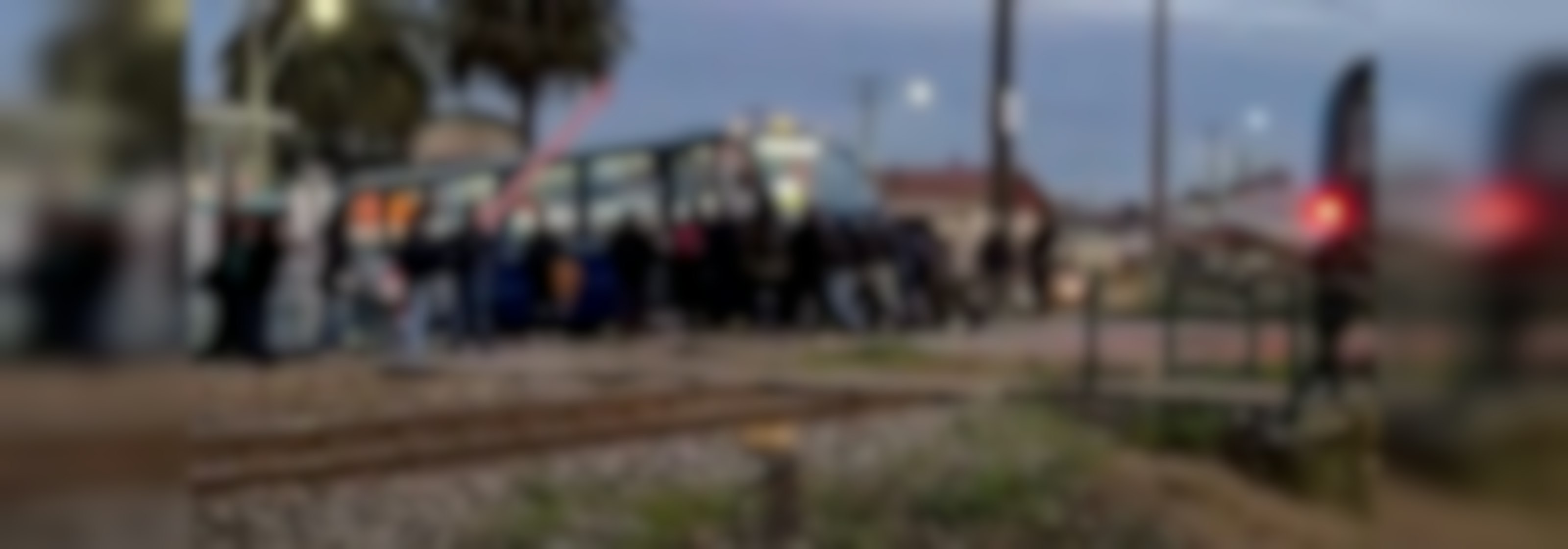 Pasajeros realizaron arriesgada maniobra para mover micro