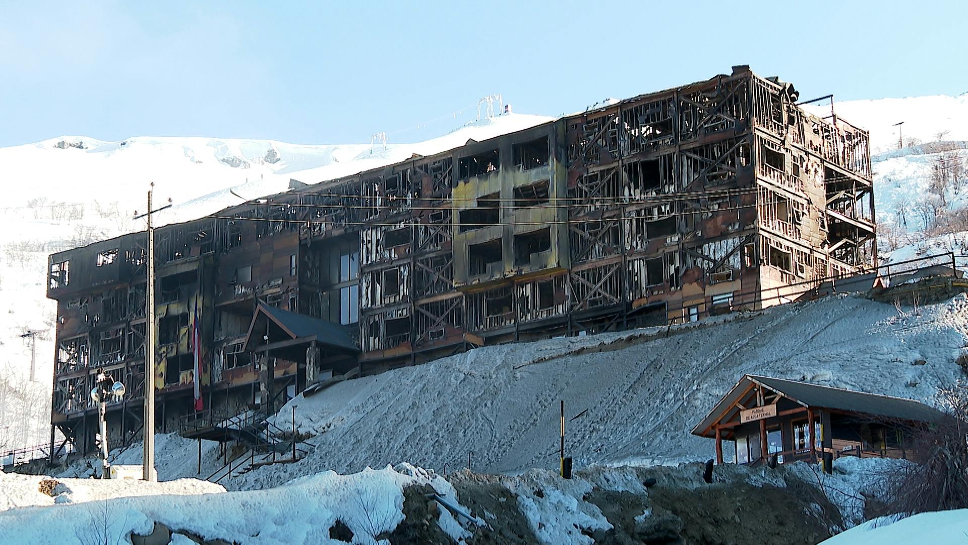 Labocar investiga causas de incendio que destruyó hotel en Termas de Chillán