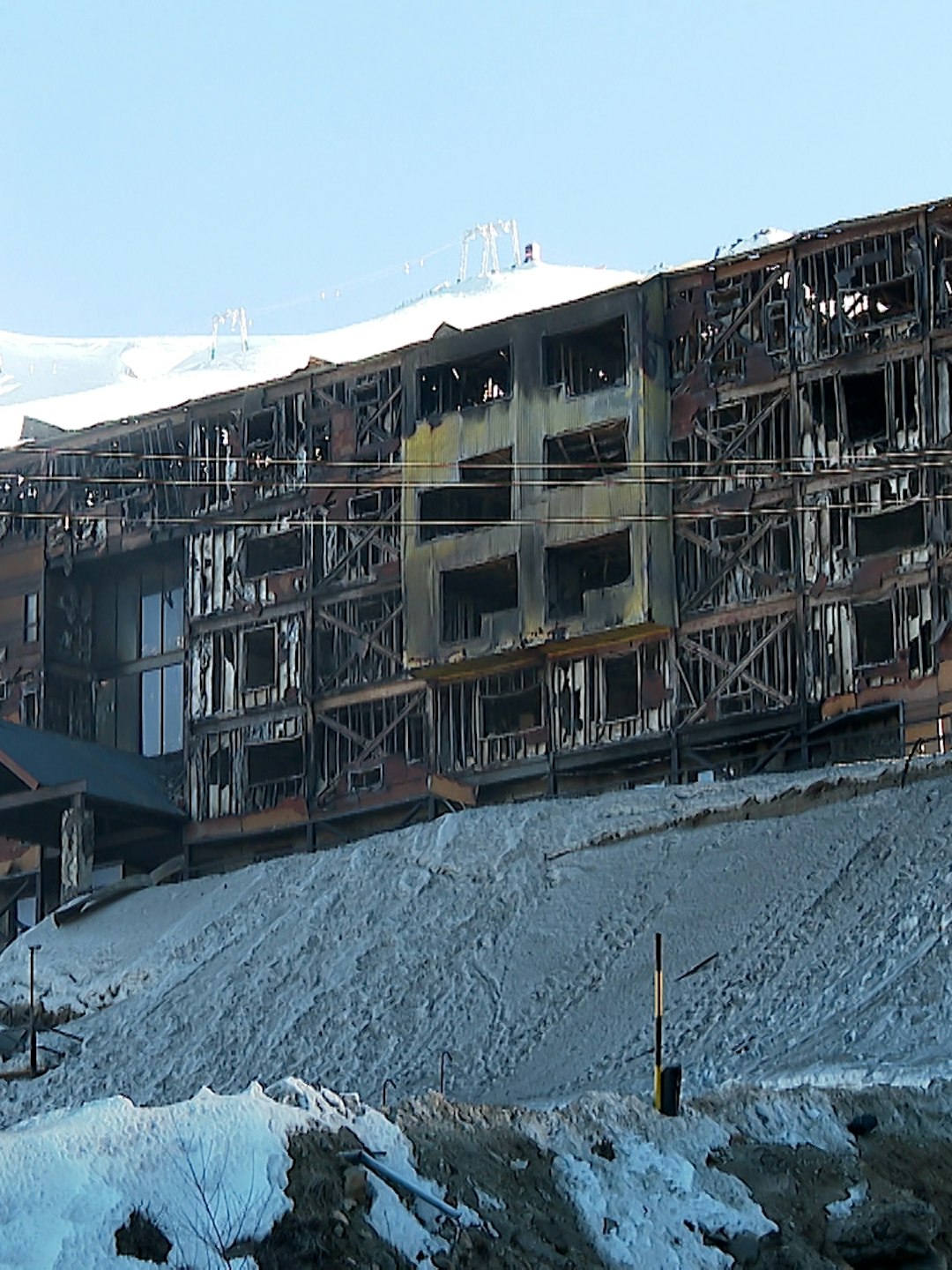 Labocar investiga causas de incendio que destruyó hotel en Termas de Chillán