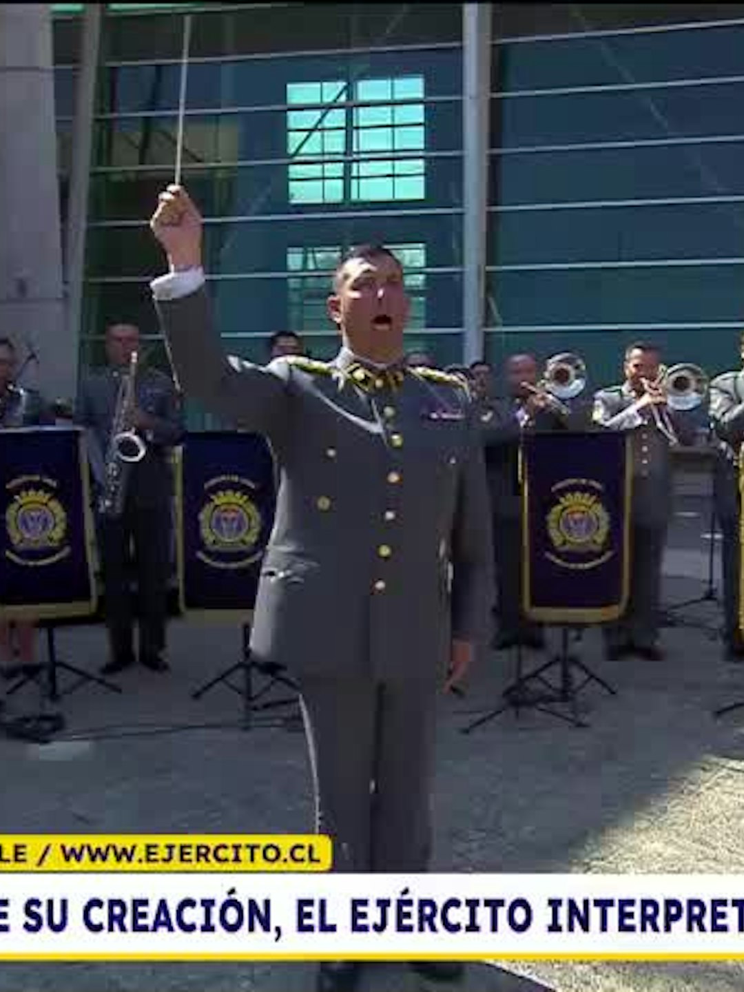El Ejército de Chile interpreta su himno institucional