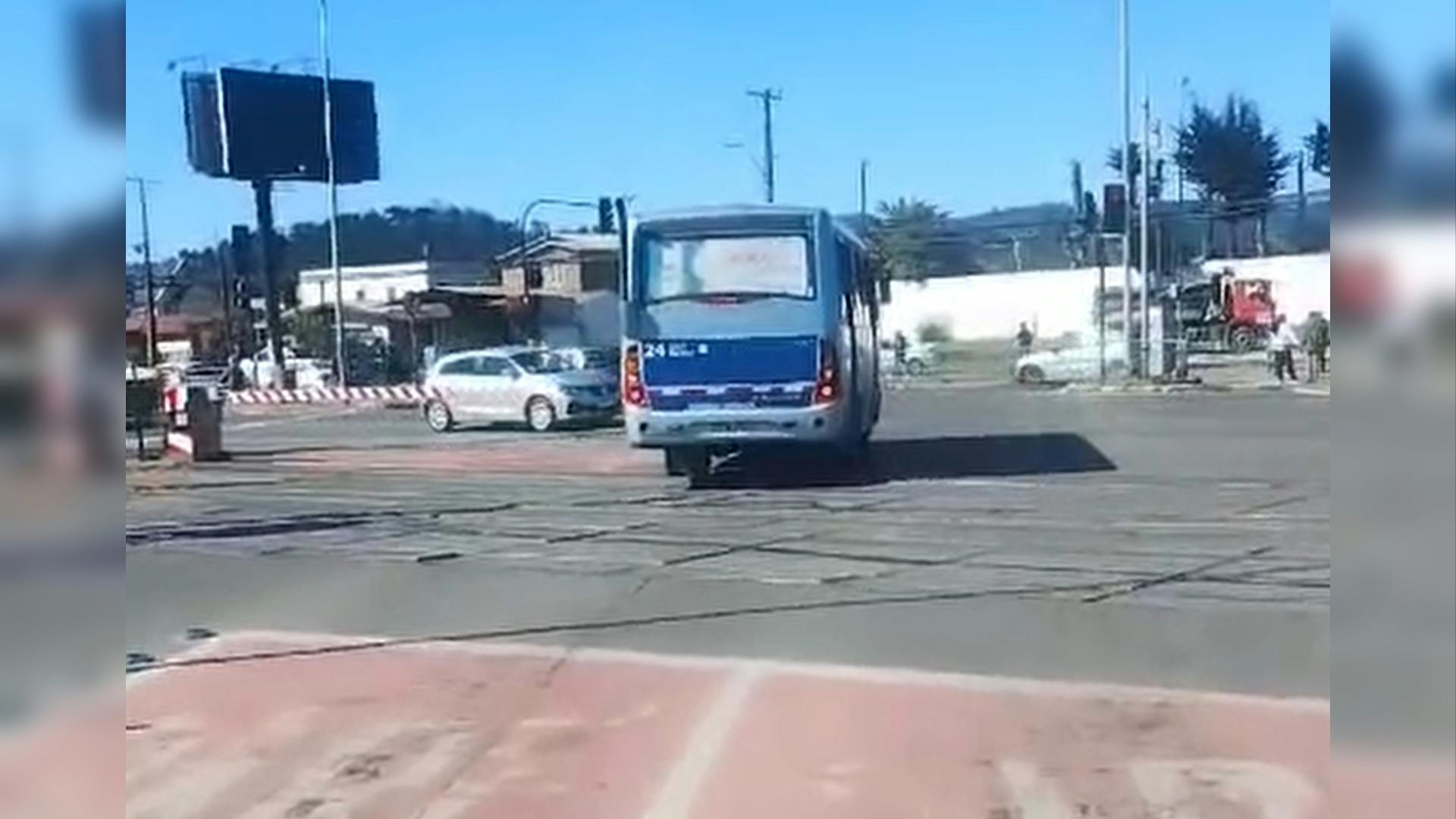 Micro queda a metros de cruce ferroviario en San Pedro de la Paz
