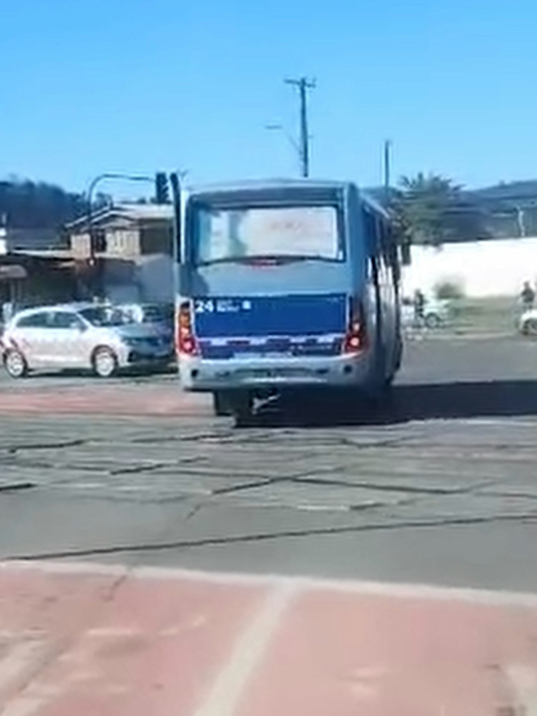 Micro queda a metros de cruce ferroviario en San Pedro de la Paz