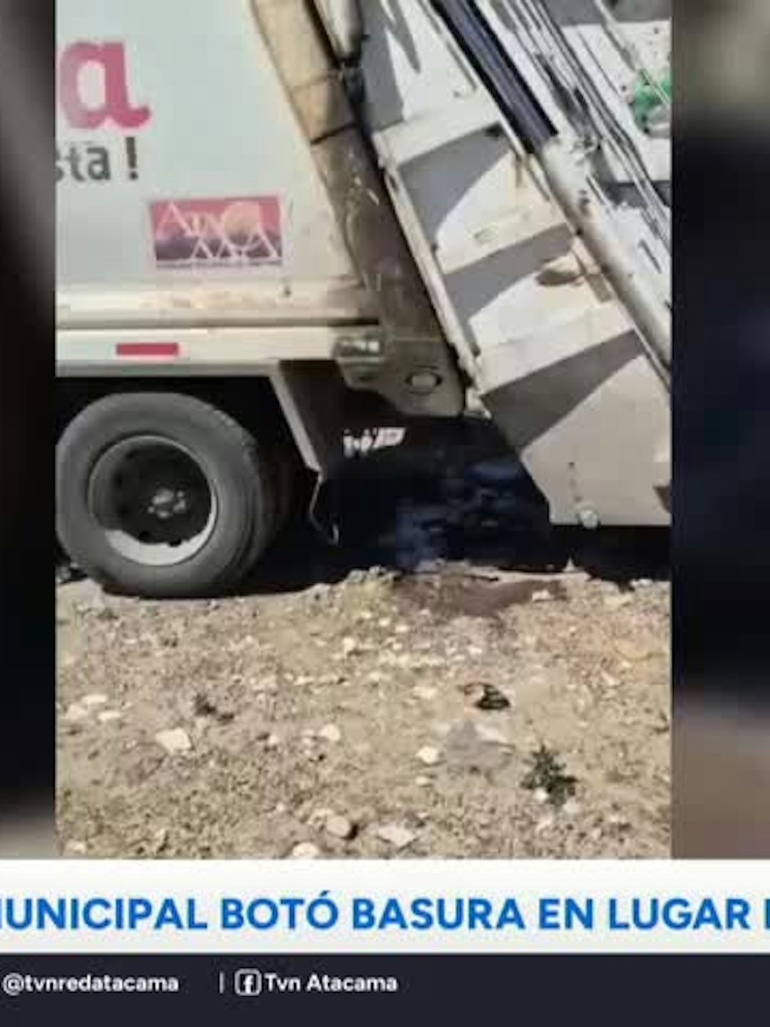 Denuncian que camión municipal botó basura en lugar no autorizado