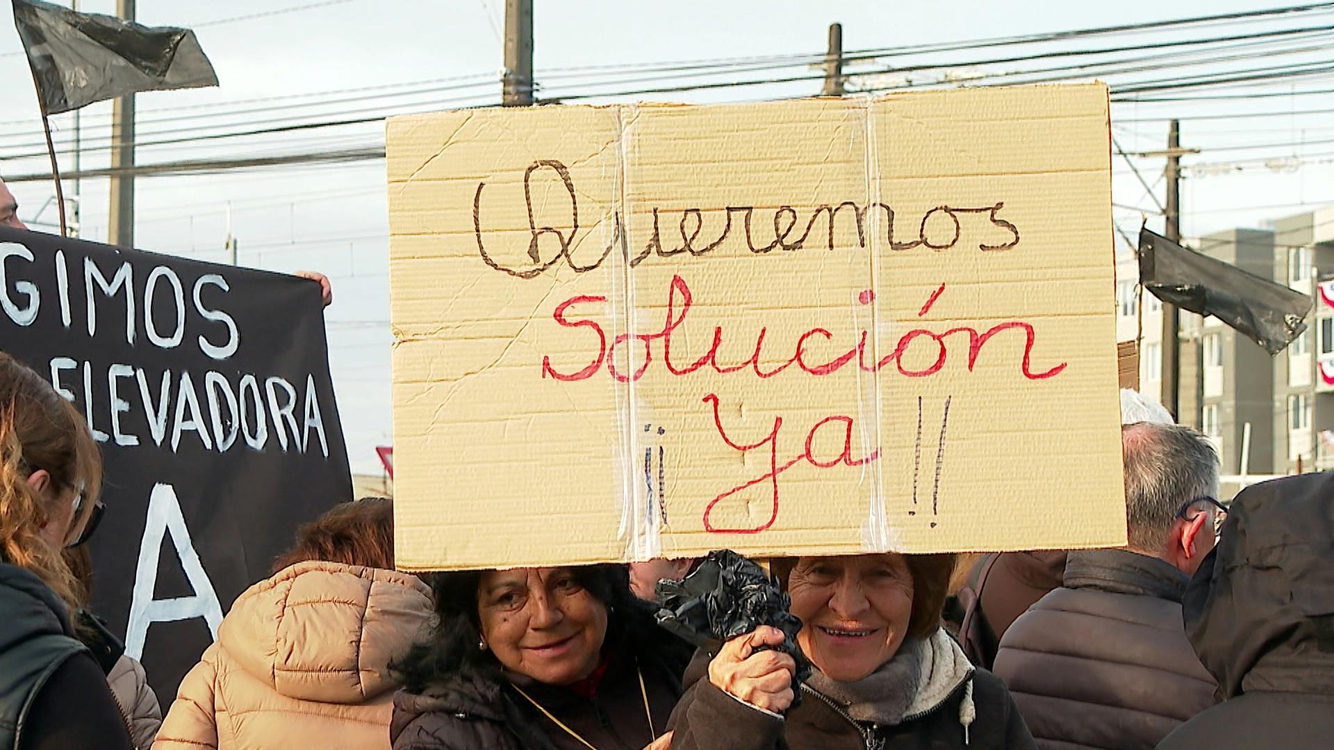 Protesta en Parque Central exigiendo solución a inundaciones constantes