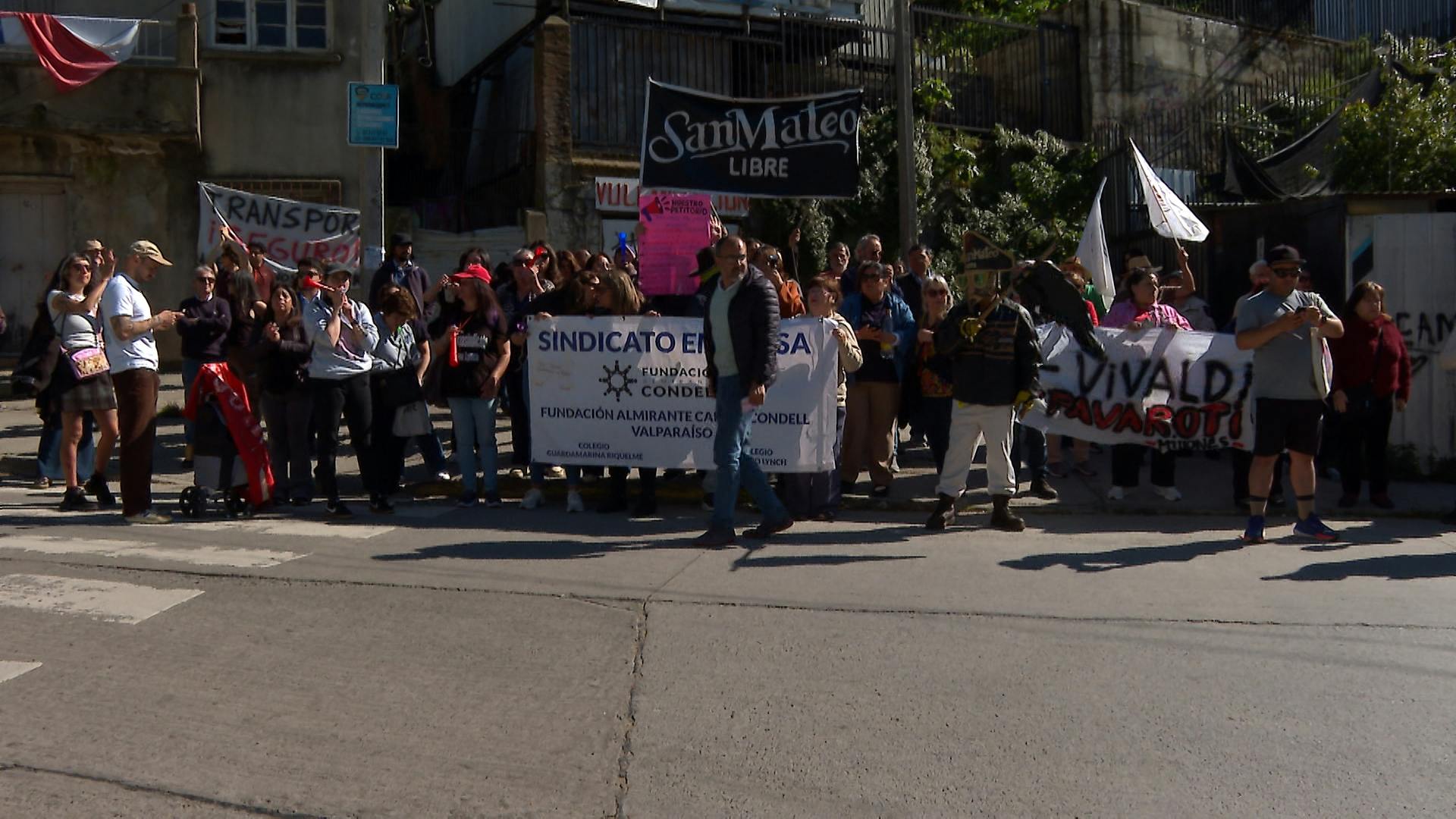 Vecinos de Playa Ancha en alerta por cierre de subida Carampangue