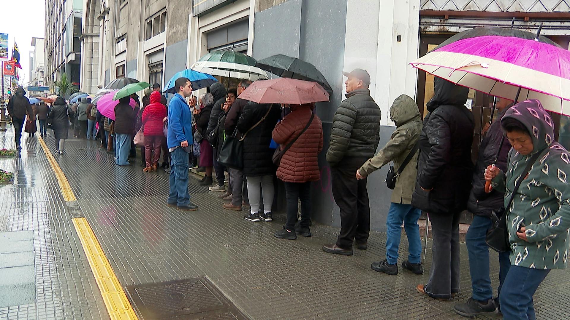 Caos en entrega de tarjeta del adulto mayor
