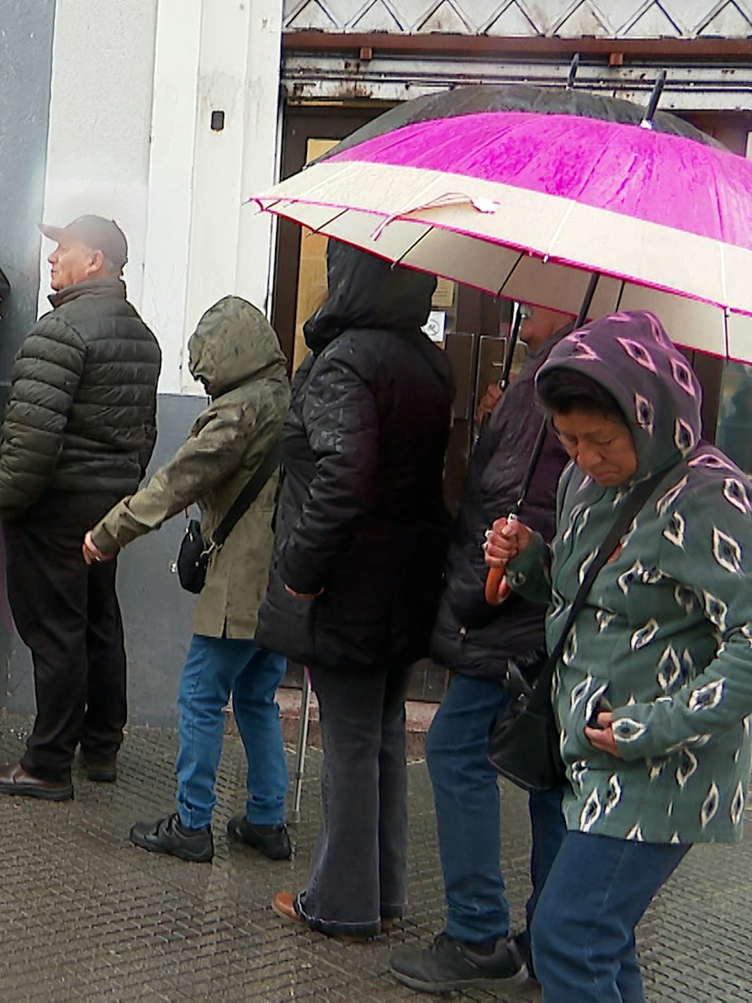 Caos en entrega de tarjeta del adulto mayor