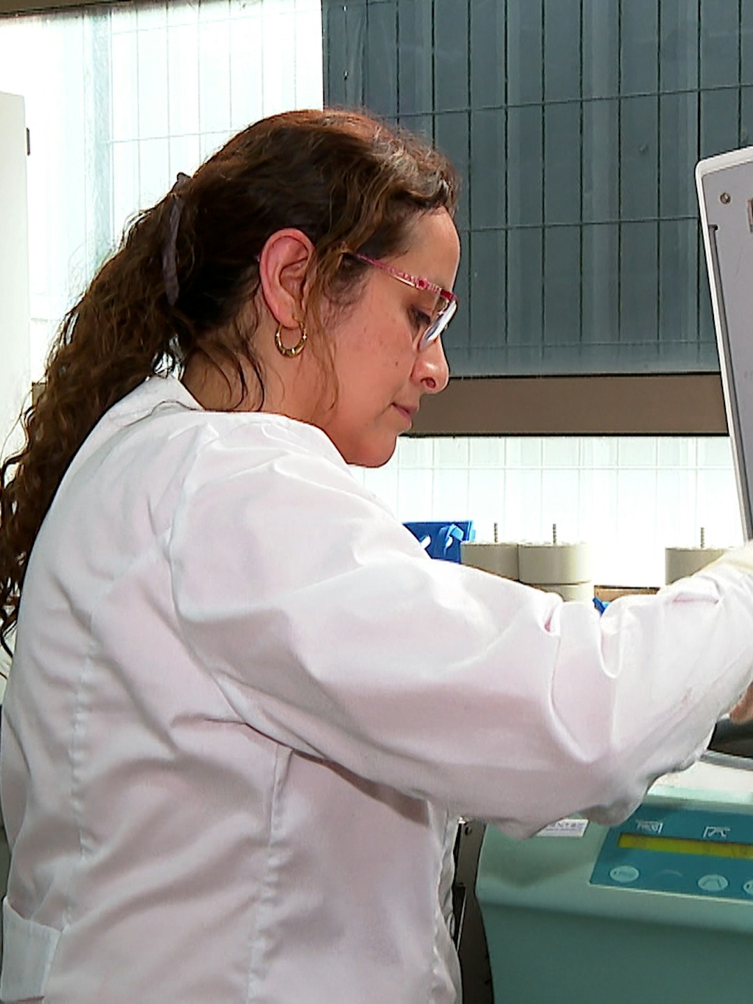 Ministro Rabat inspecciona cromotógrafo del SML Concepción