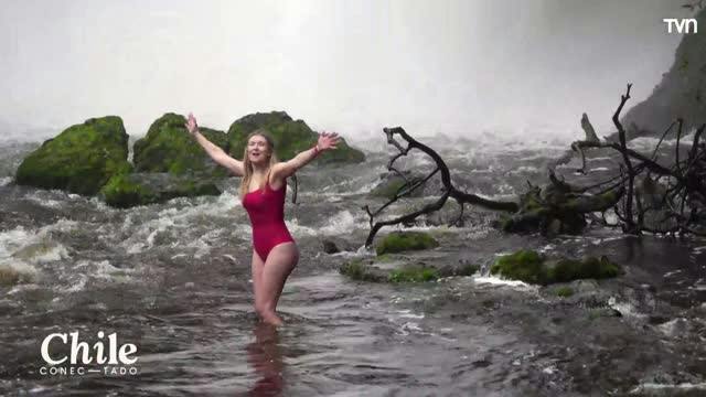 Carla Jara llegó a Dalcahue para conocer la mítica cascada de la eterna juventud