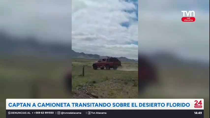 Captan a camioneta transitando sobre el Desierto Florido