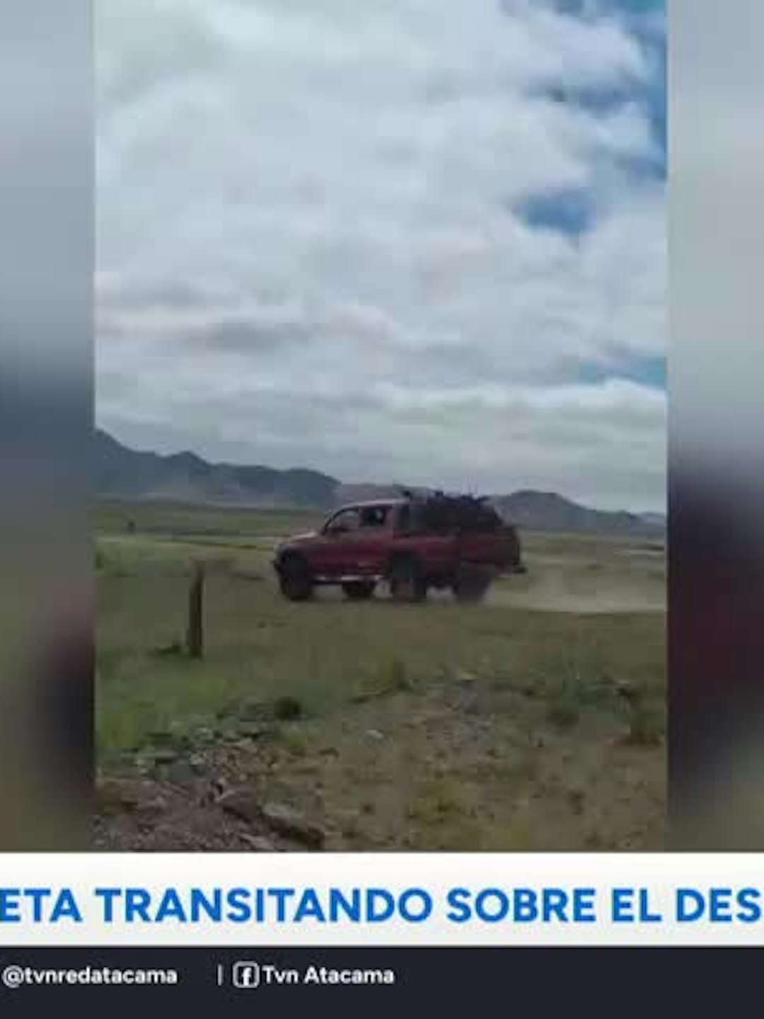 Captan a camioneta transitando sobre el Desierto Florido
