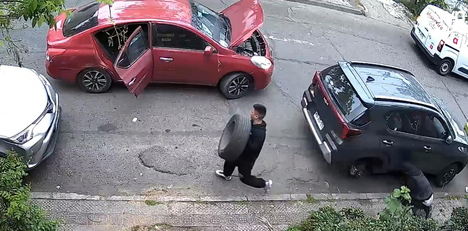 ¿Ciencia ficción o delincuencia? Dejan sus autos estacionados y se los dejaron flotando sin neumáticos