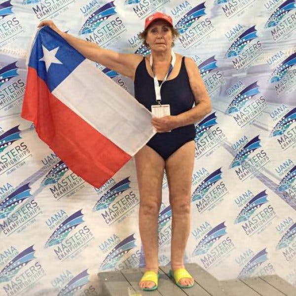 Eliana Busch, la nadadora chilena de 83 años que se coronó campeona continental: Nunca es tarde. La campeona mundial empezó a entrenar a los 40 años y tiene 28 récords mundiales