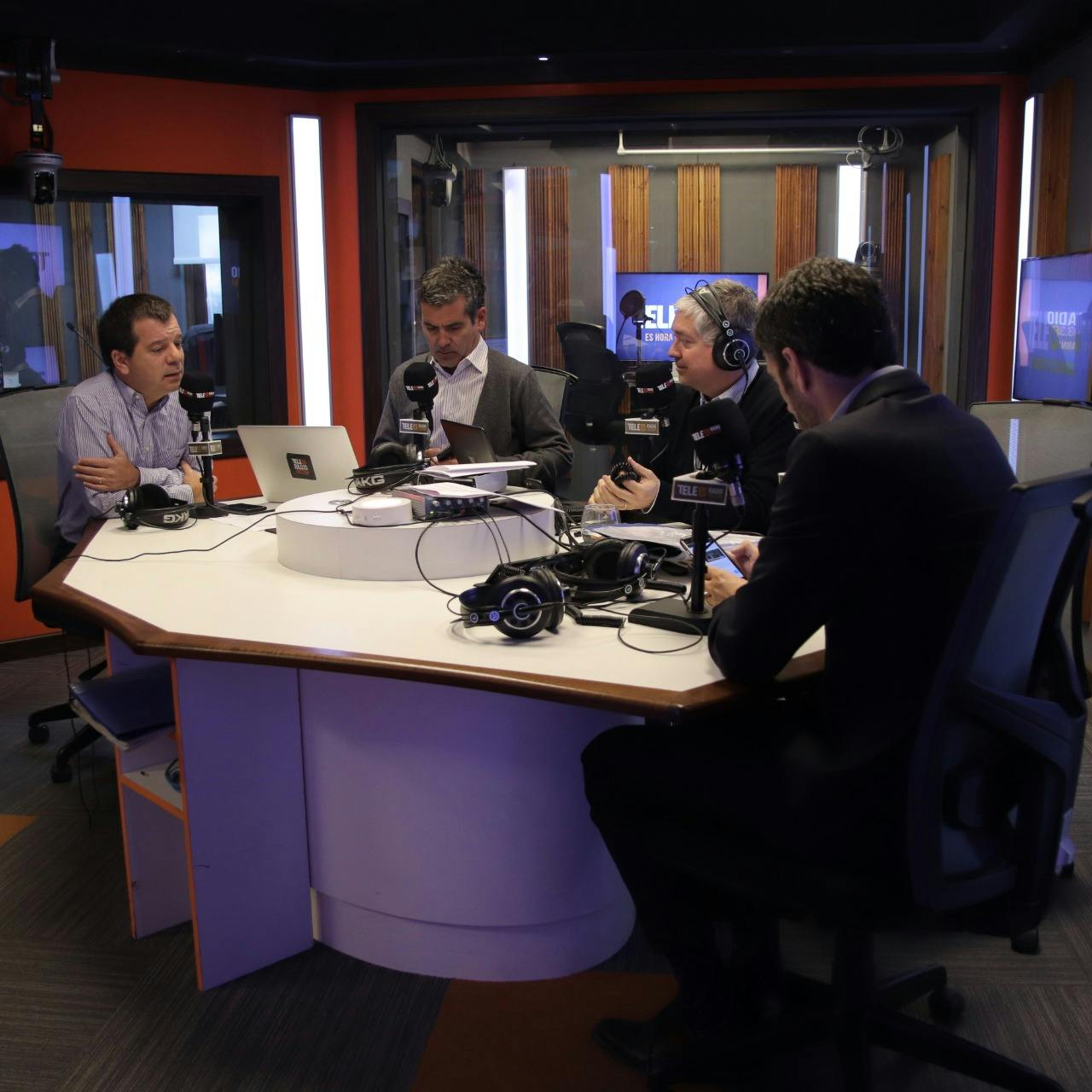 Mujica, Covarrubias y Navarrete analizan denuncias por abuso sexual a Hugo Montes, el informe de la ONU sobre Venezuela  - Podcast - Mesa Central - Columnistas - Emisor Podcasting