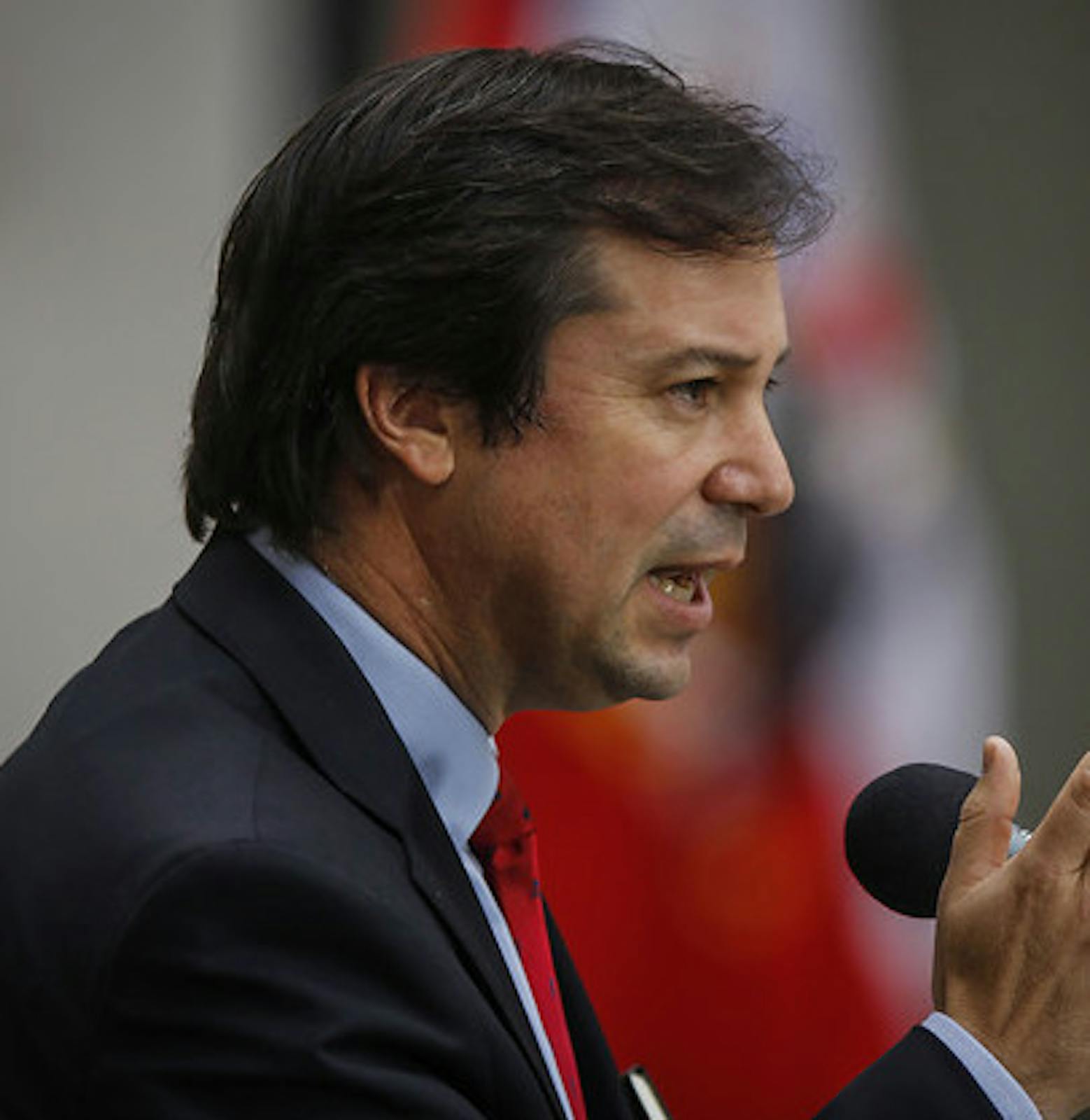 Ministro Lucas Palacios apuntó a disminuir en un 20% los trabajadores esenciales: “No habrá un catálogo de bienes esenciales, porque no es fiscalizable, más bien se apuntará al control de las compañías que mal utilicen el cambio de giro para poder operar durante cuarentena” episode artwork