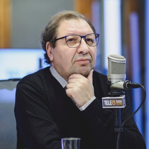 Ascanio Cavallo por la postura del Gobierno ante la crisis de Carabineros y la campaña del plebiscito - Podcast - Conexión - Panelistas - Emisor Podcasting