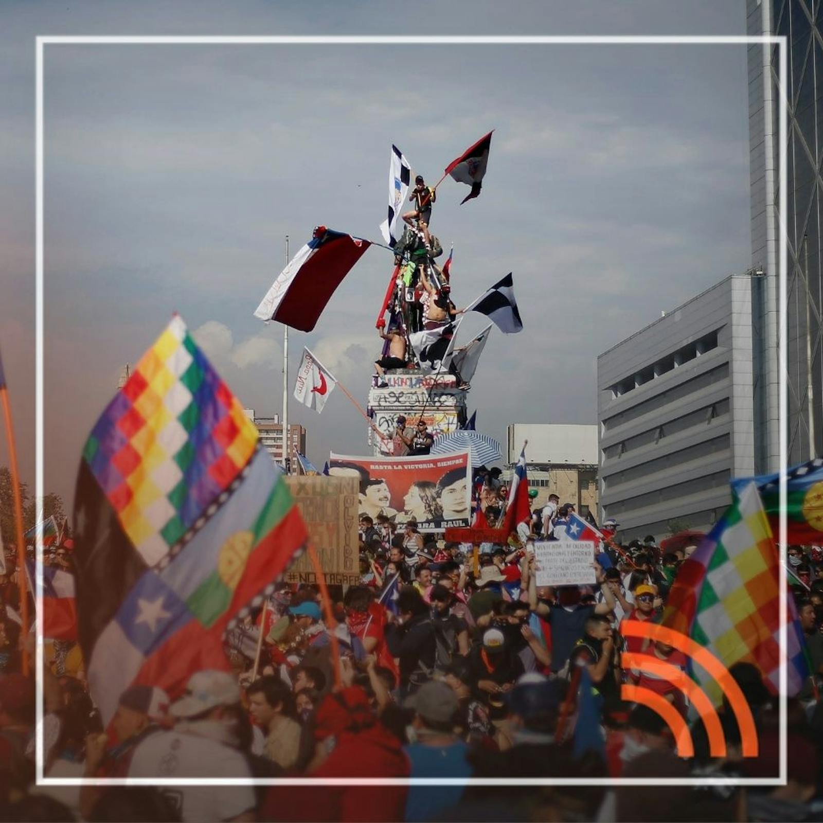 El contrato que complica a Emannuel Carrère y la visión de un artículo de la revista The New Yorker sobre el estallido social