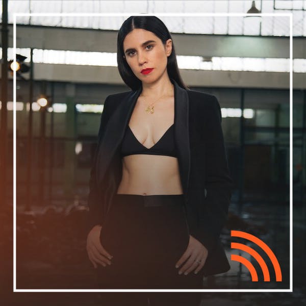 La historia de la cantautora Javiera Mena y su relación con la música romántica moderna
