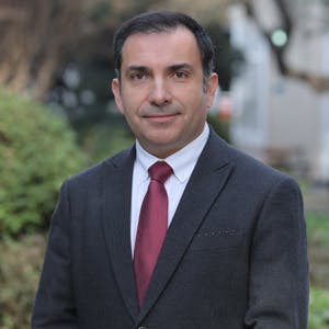 Alberto Rojas, analista internacional, por efectos del conflicto entre Ucrania y Rusia: “Hemos visto una leve reacción del mercado del petróleo. Aunque Chile esté muy lejos, nos va a golpear en términos del costo de los hidrocarburos”