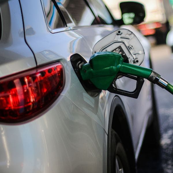 Economista Jorge Hermann por alza de precios en las bencinas: Hoy día ningún automovilista está pagando el impuesto específico a los combustibles