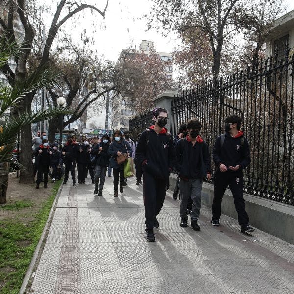 Decana Educación U. Finis Terrae y retraso en inicio de horario de clases en California: “Nada asegura que empezar a las 8:30 los aleje una hora de las pantallas”