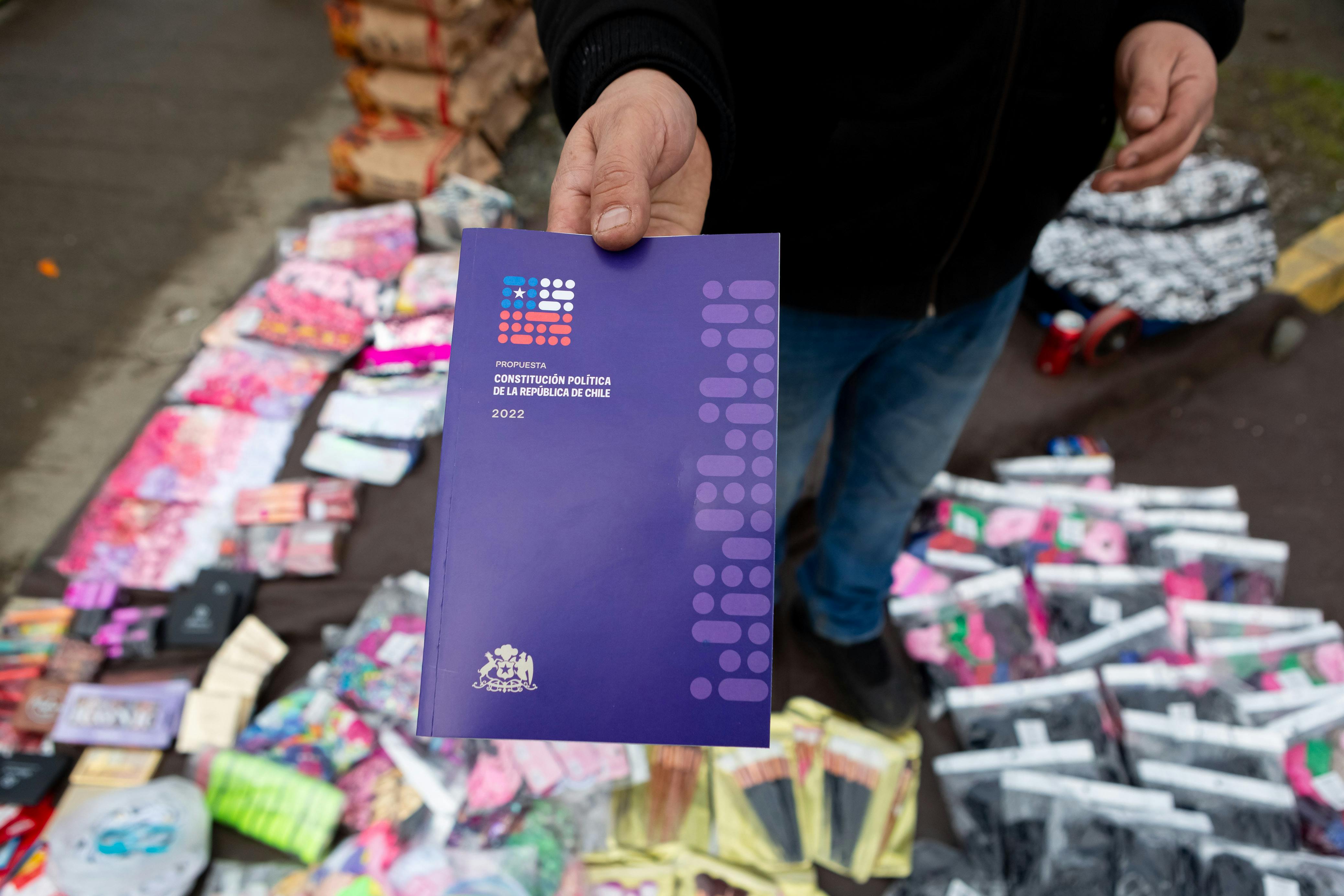 Éxito de ventas del texto constitucional: El Profesor Peralta explica la tradición chilena de la lectura para la formación de la ciudadanía