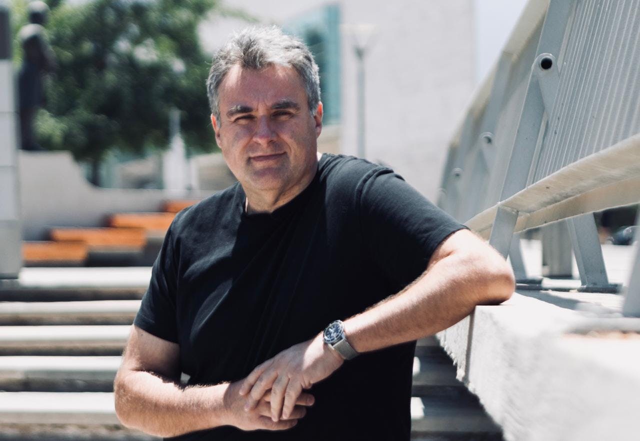 Sonar Global: Francisco Goñi sobre el aumento de aforos en eventos masivos. Raúl Rodríguez y su libro “100 años de la Radio en Chile”.