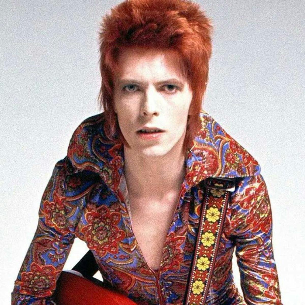 Anticipamos el natalicio 75 de David Bowie; Hernán Rojas nos lleva al interior de “Very Ape” de Nirvana; y analizamos la carrera del gran Bruce Dickinson.