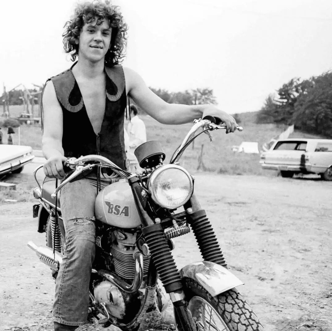 Recordamos a Michael Lang, el co-creador de Woodstock, tras su muerte; celebramos el regreso de Bon Jovi a los tours; y conversamos con Angelo Pierattini sobre “Tierra Oscura del Sol”.