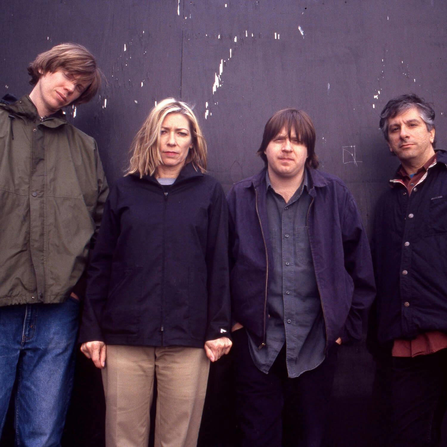 Sonic Youth anuncia disco de rarezas; Bono ha estado dando que hablar; y Alex Lifeson se gradúa nuevamente con su proyecto Envy Of None