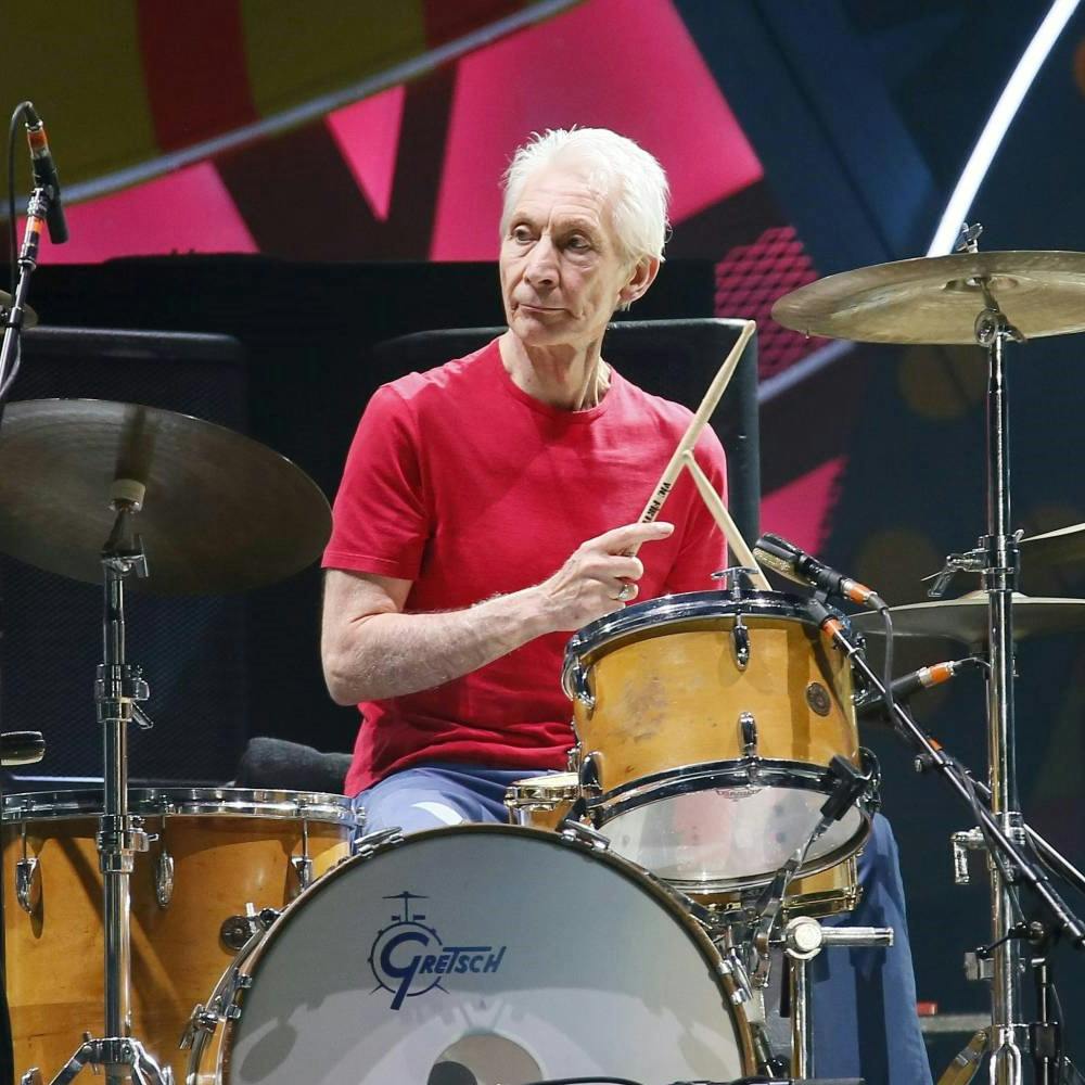 Pensando en Charlie Watts hoy homenajeamos a esos grandes músicos de bajo perfil que nos han marcado.