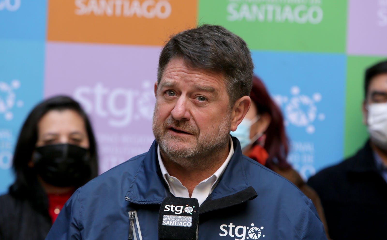 Gobernador Orrego y comercio ambulante en la RM: "instalarse con un toldo o con un pañito a la salida del Metro en el corazón de Santiago es rentable"
