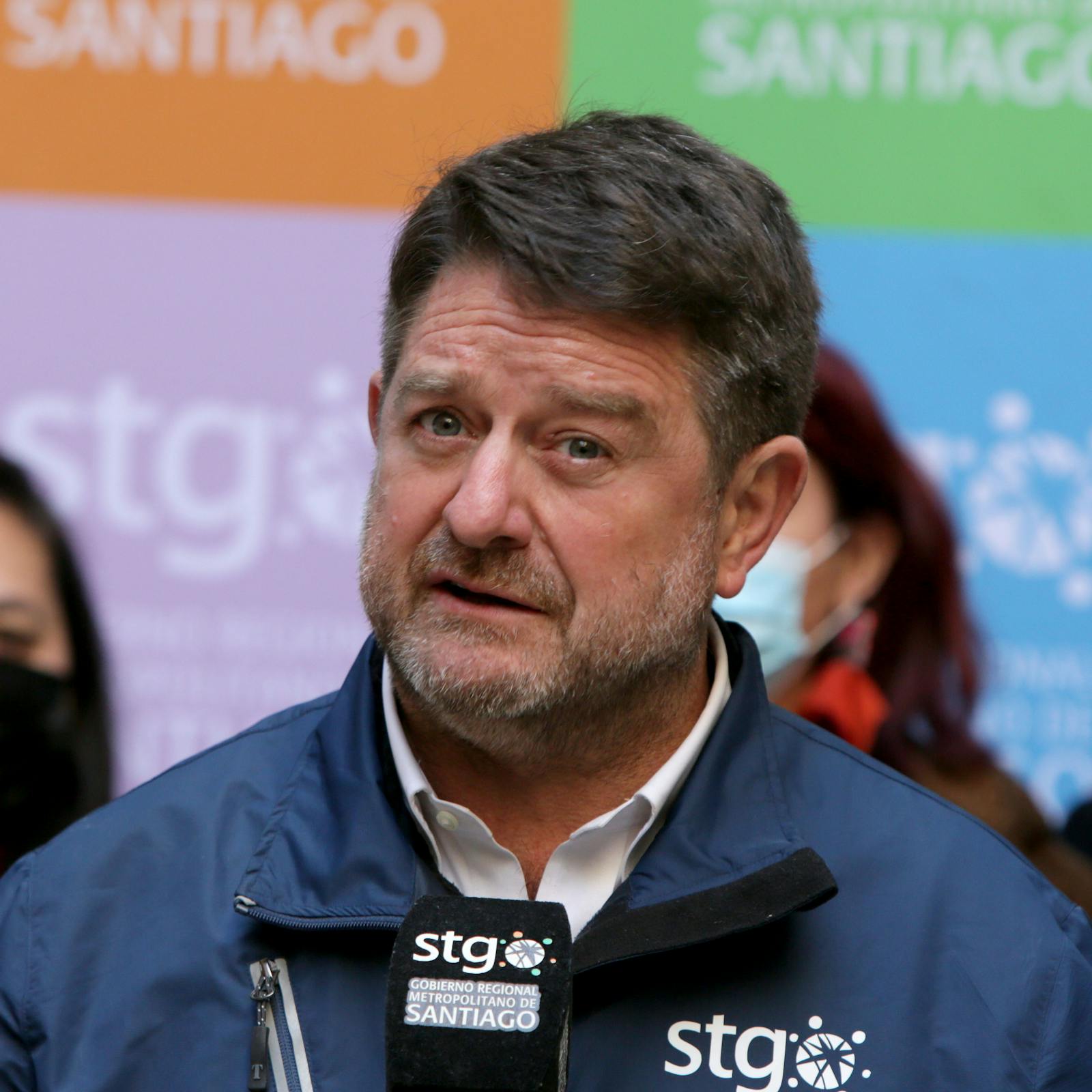 Gobernador Orrego y comercio ambulante en la RM: "instalarse con un toldo o con un pañito a la salida del Metro en el corazón de Santiago es rentable"