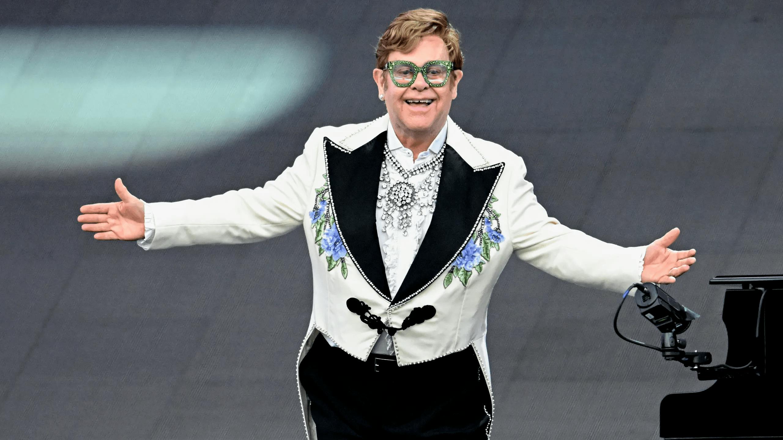 Festejamos los 75 años de Elton John con un especial; revisamos lo nuevo de Red Hot Chili Peppers; y más