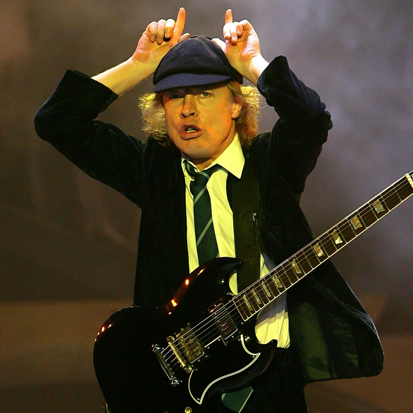 Homenaje a Angus Young, El Ingeniero y Next To You de The Police, 30 años de Adrenalize de Def Leppard y más