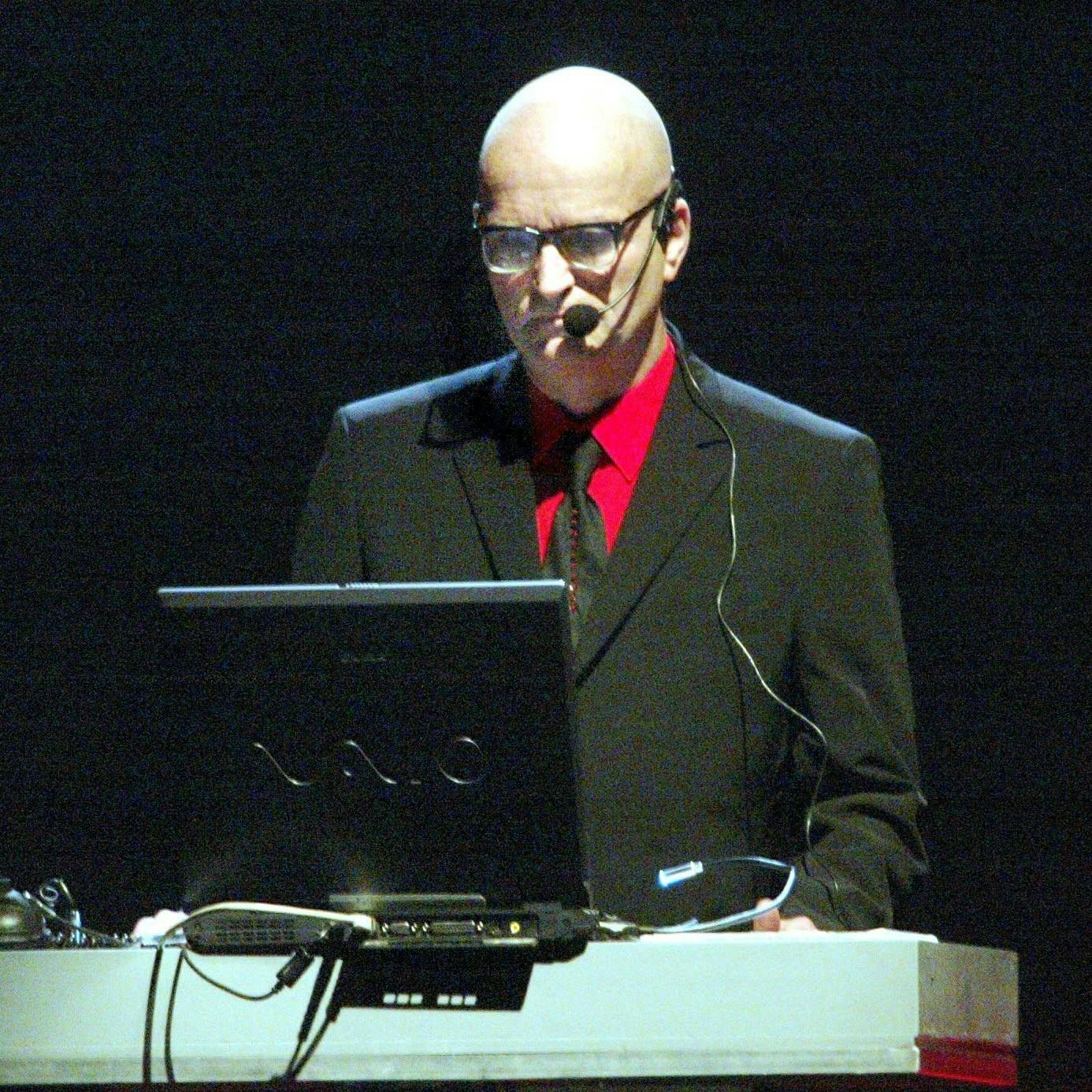 Homenaje a Florian Schneider y Kraftwerk, R.E.M. en vivo, el tramo solita de Brian May y más.