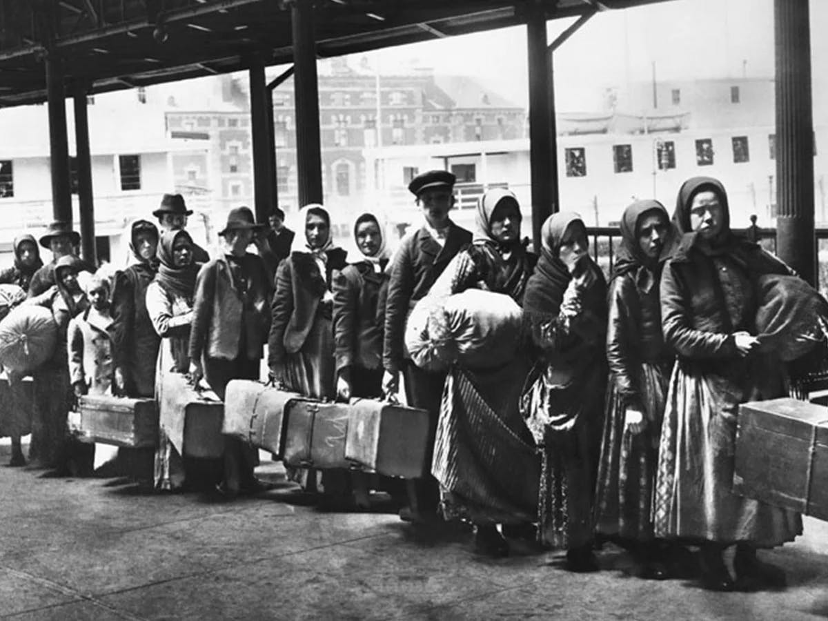 La clase del profesor Peralta sobre el decreto de 1918 que permitía expulsar extranjeros 