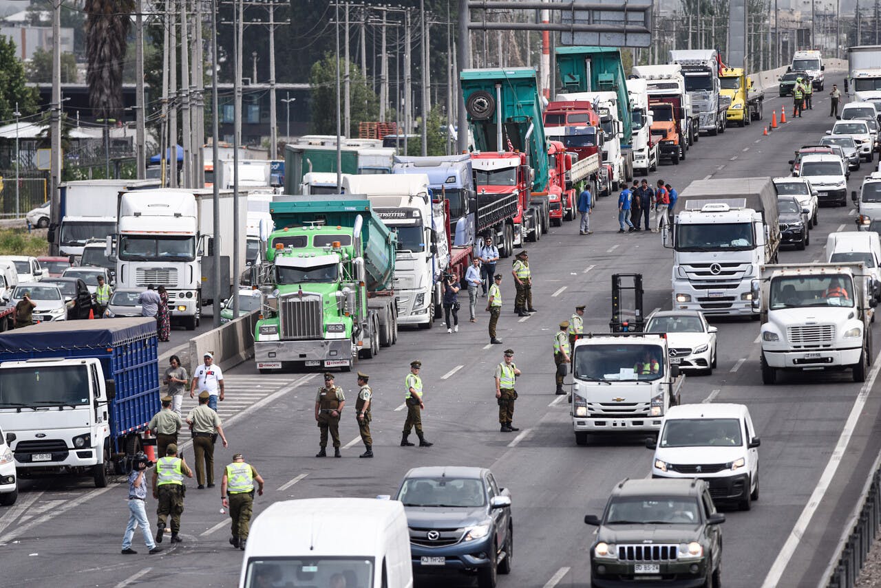 Alberto Mayol sobre el paro de camioneros: Se están propinando una herida cortopunzante propia