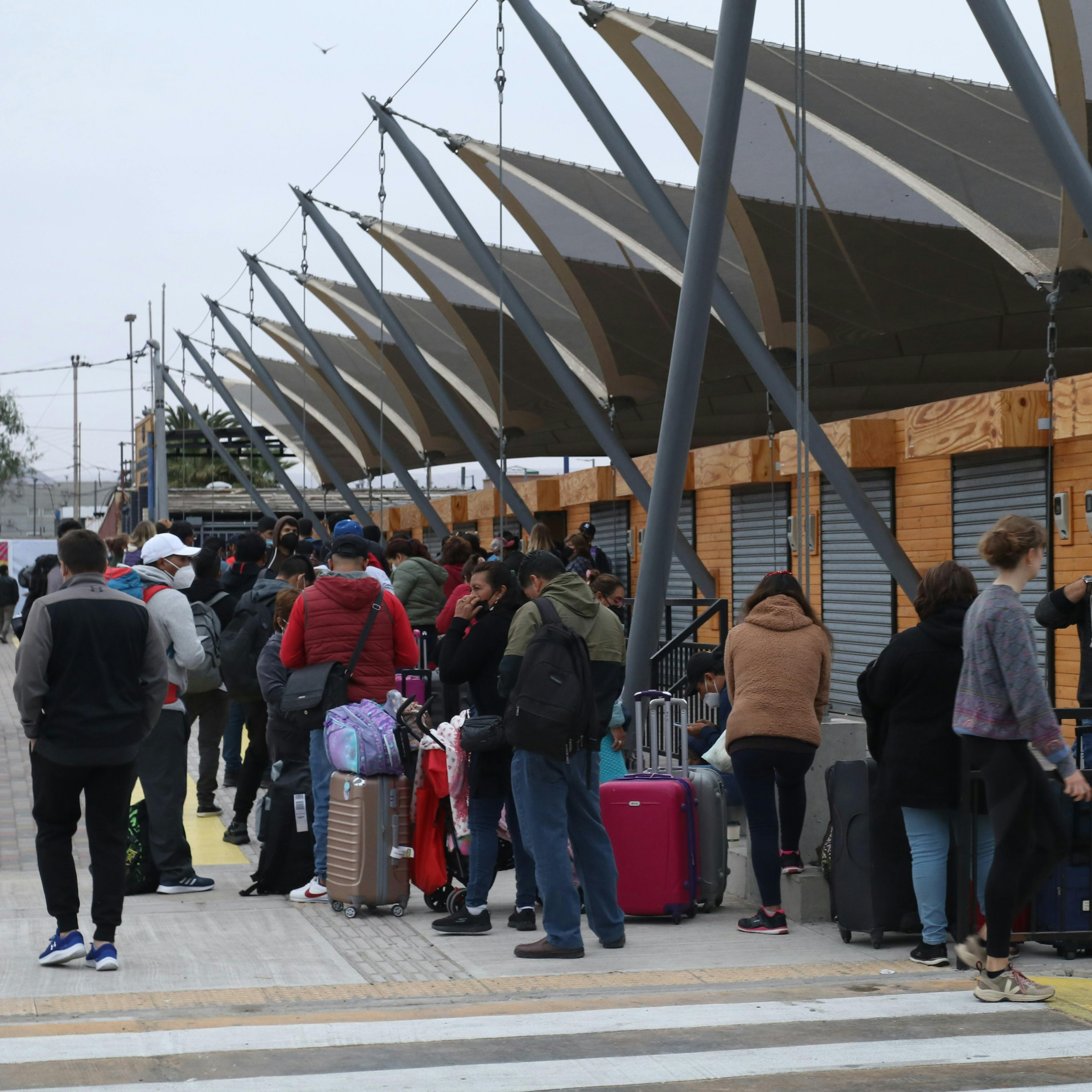 Académico UC por Encuesta Nacional de Migración 2022: La gran mayoría se proyecta en el país (...) y en general en todos los grupos la proporción es alta