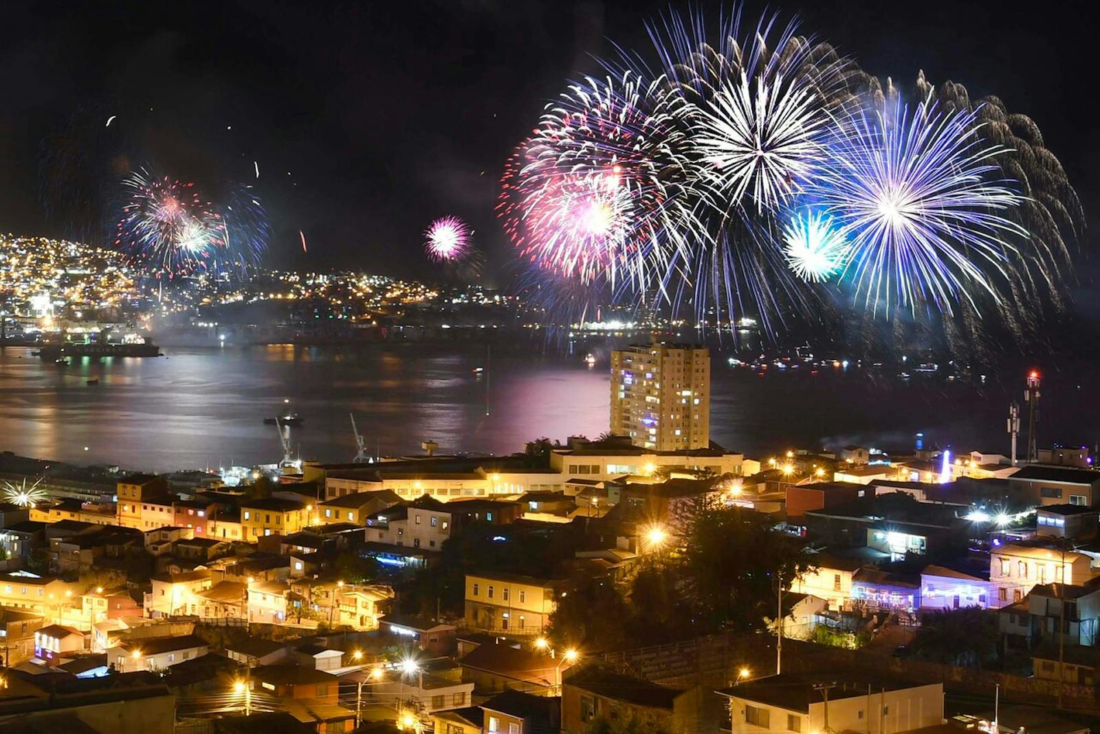 Hoteleros de Chile por Año Nuevo en el mar en duda: "Ha metido ruido a los operadores a nivel internacional y eso produce daño al turismo nacional" episode artwork