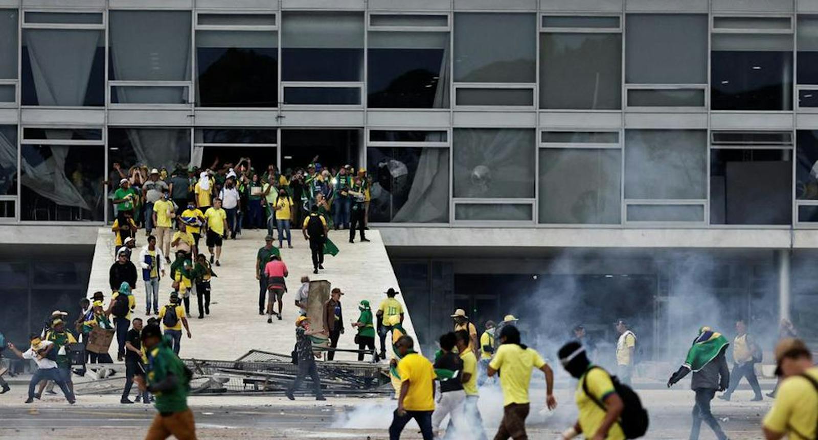 09/10 Experto en política brasileña: “acá hubo un intento de golpe de estado mal ejecutado”.  Alexis Cortés del departamento de Sociología de la UAH comentó lo que está sucediendo en Brasil en el Sonar Global. El “Asesor” comentó la nominación a Fiscal Nacional, la salida de la ahora ex ministra Ríos. episode artwork