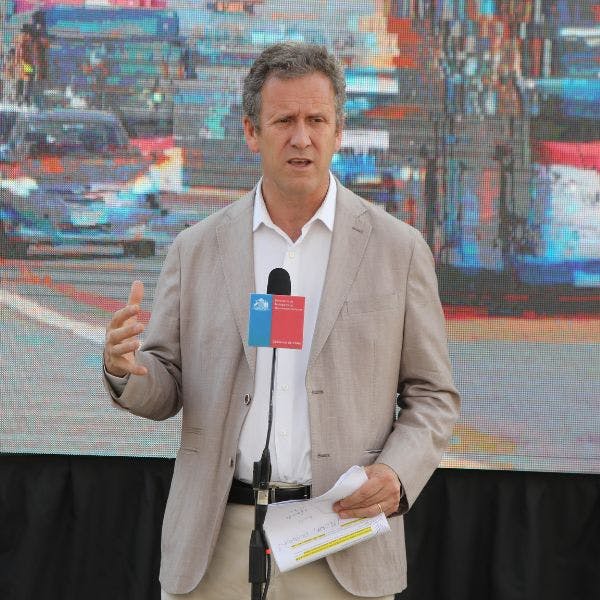 Ministro de Transportes por Ley CATI: Va a permitir que alguien que se pasa una luz roja tenga 100% de probabilidad de tener una multa