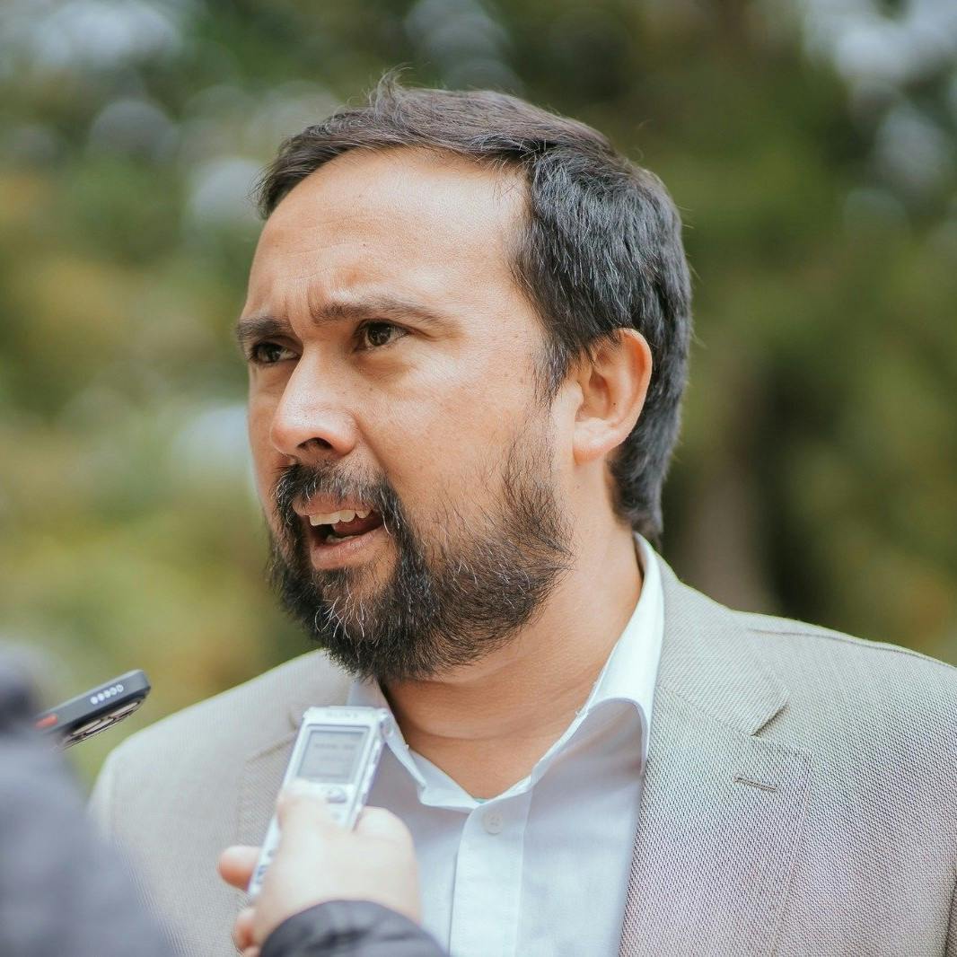 Gobernador de la Región de Ñuble por la reconstrucción tras los incendios: “Hemos podido llegar más rápidamente a soluciones que el gobierno central”