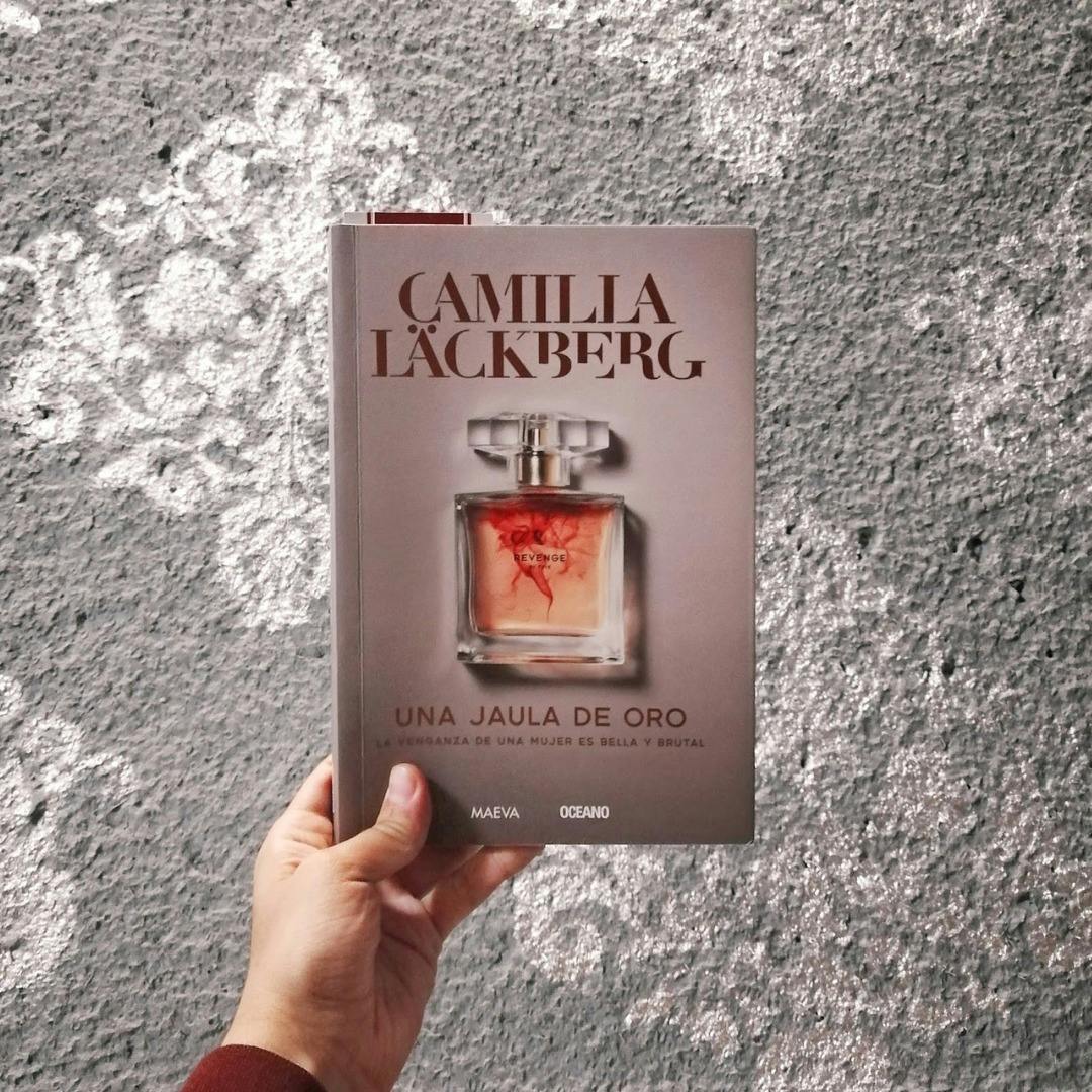 El libro ''Una jaula de oro: La venganza de una mujer es bella y brutal'' de la autora Camila Lackberg.