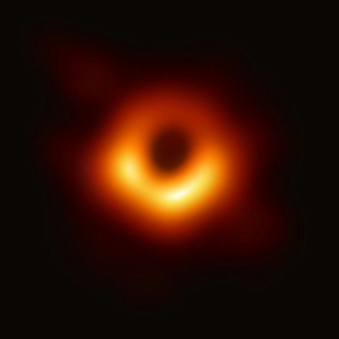 Astrónomo U. de Chile por estudio del origen de los agujeros negros: “Explora la posibilidad de que se formen producto del choque constante de estrellas”