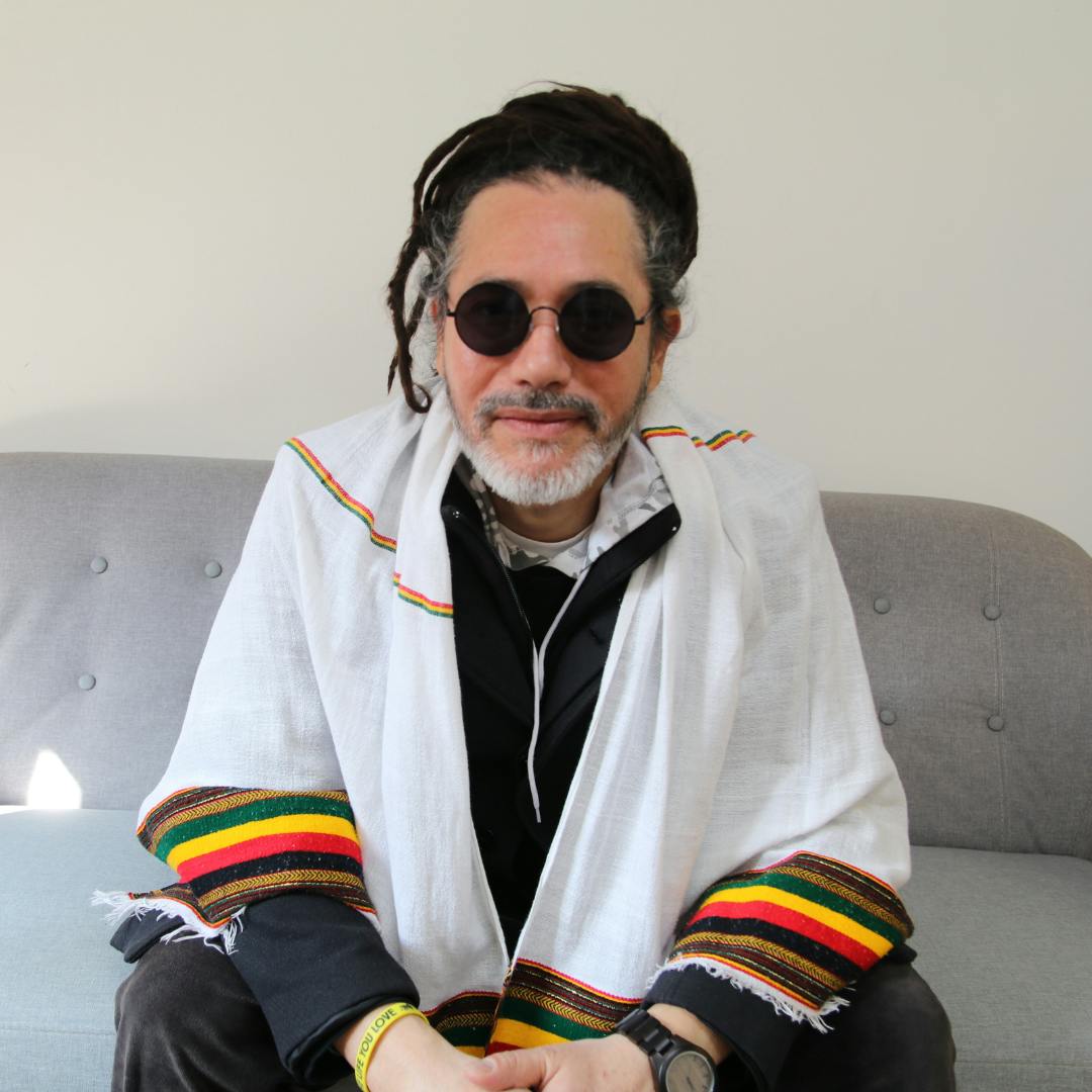 Quique Neira y las historias de un fundamental del reggae en Chile y Latinoamérica