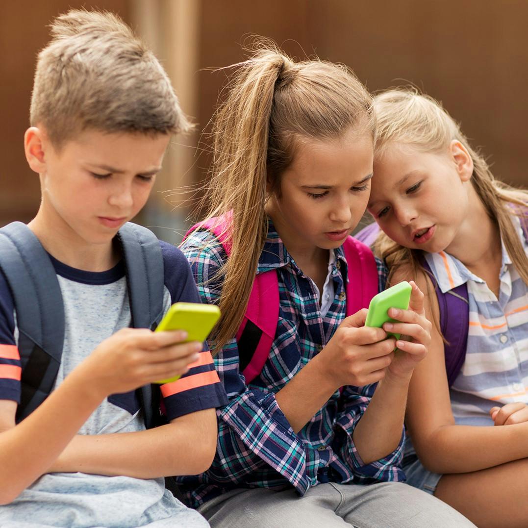 La recomendación de la UNESCO de prohibir el uso de celulares en las escuelas