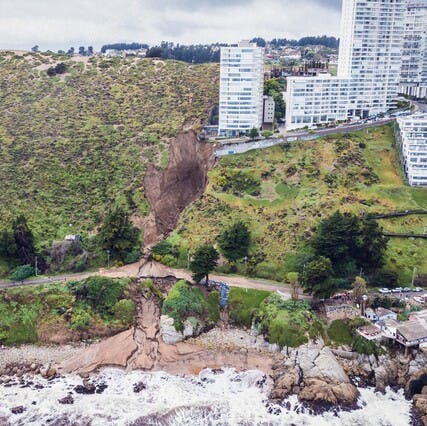Ingeniero U. de Chile por socavón de Viña del Mar: Siempre que hay agua, podrían haber problemas porque las aguas pueden ejercer presiones que pueden desestabilizar masas de tierra